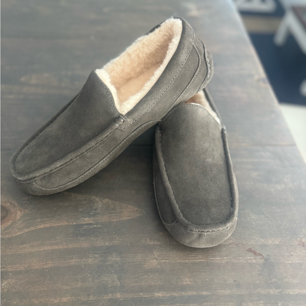 UGG men’s slippers. Size 11. Look Brand New!